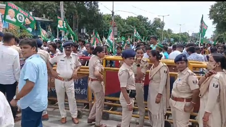 RJD leaders marched to Raj Bhavan and submitted a crime list