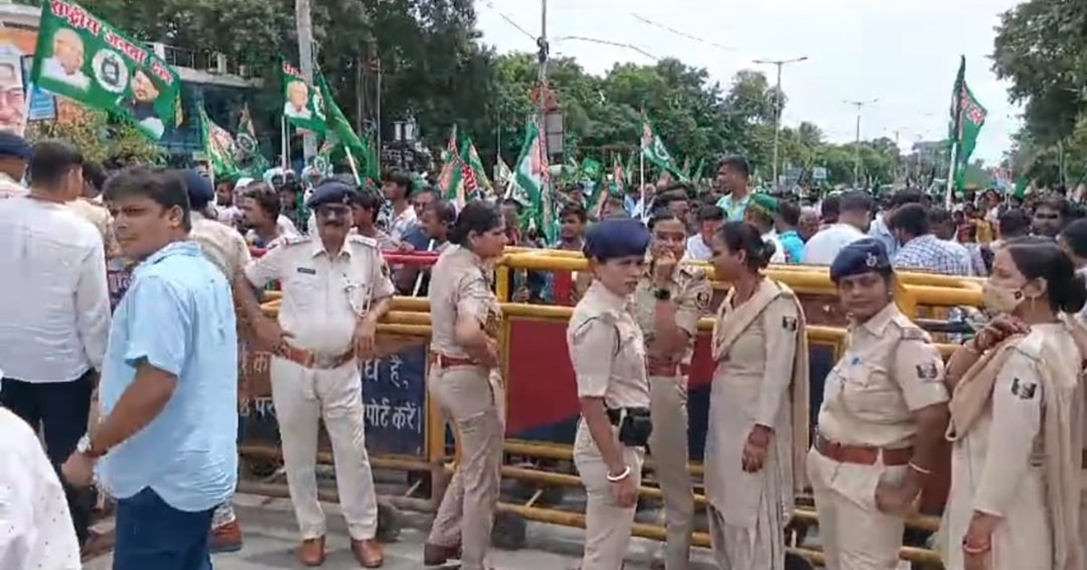 RJD leaders marched to Raj Bhavan and submitted a crime list