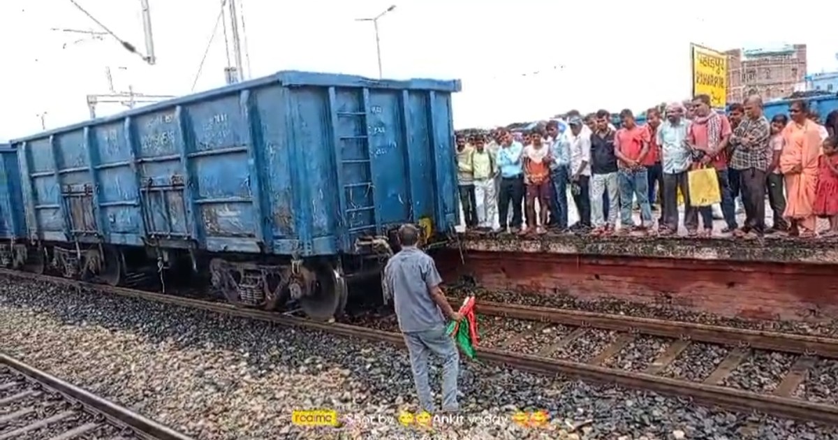 A moving train in Gaya suddenly split into two parts, then…