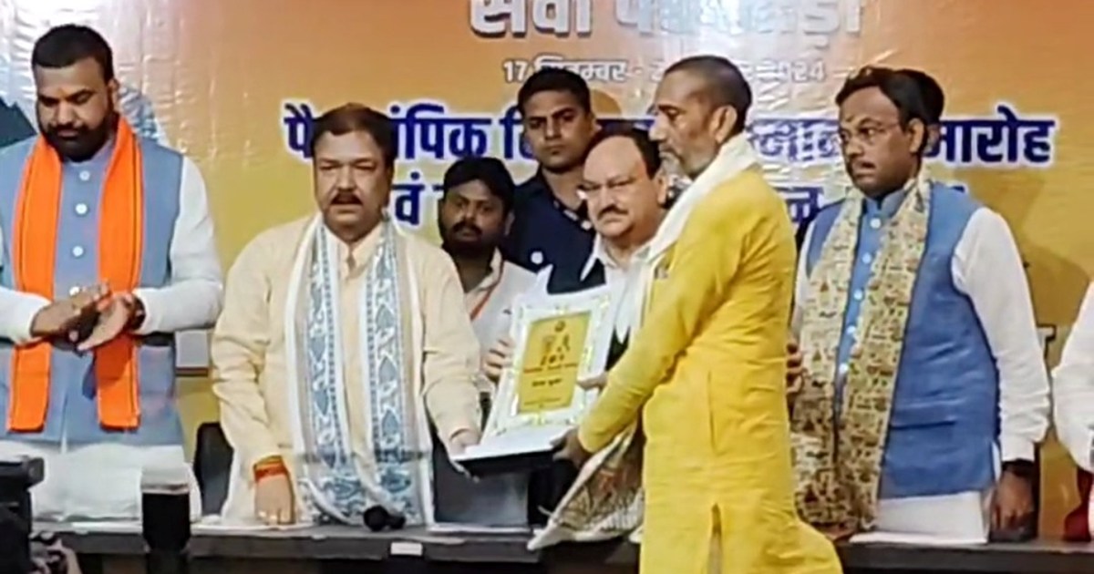 Bjp ke rastriy adhyksh jp ndda Khiladi ko kiya smmanit 