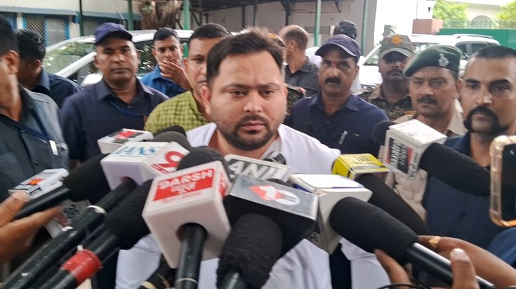 Aarkshn ko lekr sanjy jha ke byan par tejasvi ka pltvar 