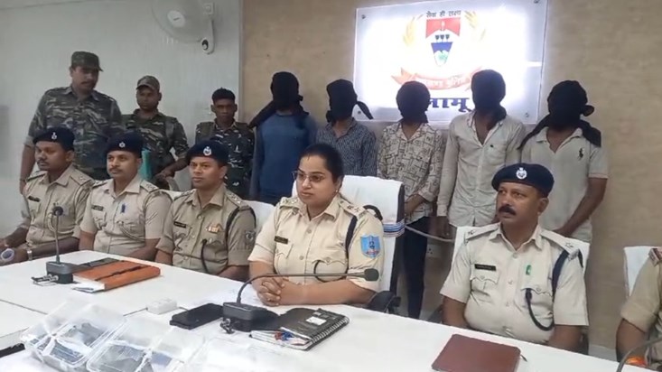 Palamu police foiled the plan to rob a petrol pump, five arr Palamu police foiled the plan to rob a petrol pump, five arr