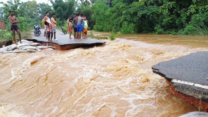 Flood in many villages of drought-hit Gaya district, roads a Flood in many villages of drought-hit Gaya district, roads a