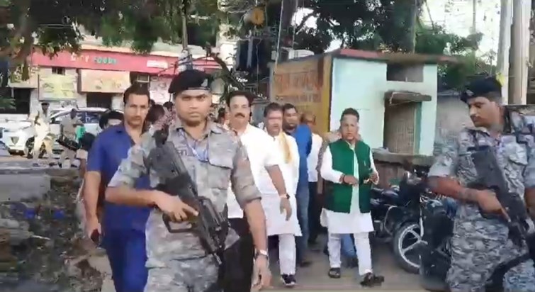 BJP state president Dilip Jaiswal reached to meet the family BJP state president Dilip Jaiswal reached to meet the family