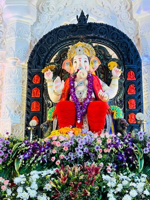 Crowns worth 30 lakhs worn on Ganpati Bappa on Ganesh Chatur Crowns worth 30 lakhs worn on Ganpati Bappa on Ganesh Chatur