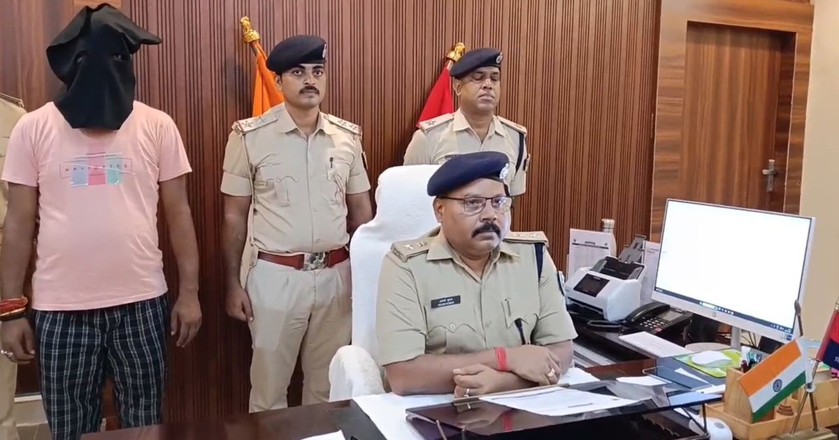 The notorious person had gone to see the fair with a weapon,