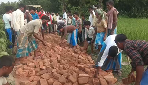 Bihar News : Janpratinidhiyon ki upeksha se tang aakar grameenon ne khud banai dedh kilometer sadak...