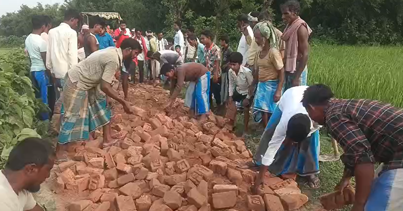 Bihar News : Janpratinidhiyon ki upeksha se tang aakar grame Bihar News : Janpratinidhiyon ki upeksha se tang aakar grame