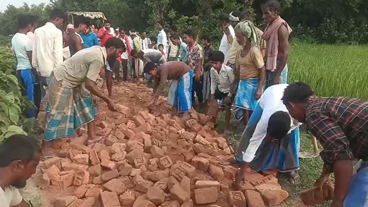 Bihar News : Janpratinidhiyon ki upeksha se tang aakar grame