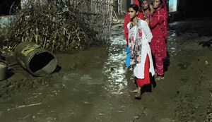 People got angry after seeing road construction on mud in the dark of night