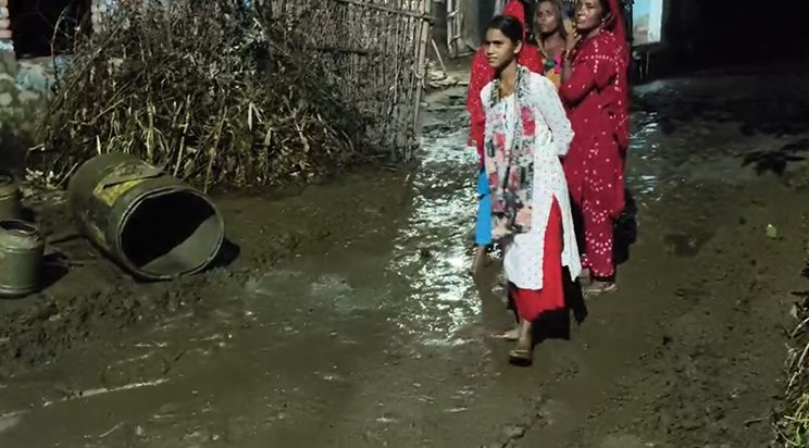 People got angry after seeing road construction on mud in th People got angry after seeing road construction on mud in th