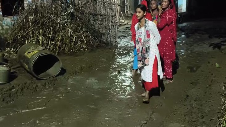 People got angry after seeing road construction on mud in th