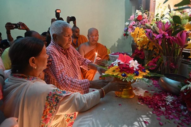 After Pind Daan, Lalu reached Mahabodhi Temple to have darsh After Pind Daan, Lalu reached Mahabodhi Temple to have darsh