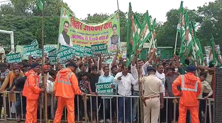Slogans were raised against RJD MLA in front of Tejashwi Slogans were raised against RJD MLA in front of Tejashwi