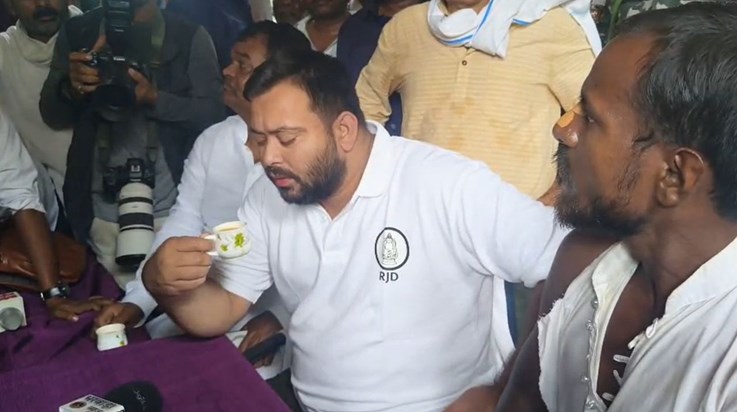 Tejashwi reached the police station with the YouTuber Tejashwi reached the police station with the YouTuber