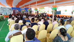 The Prime Minister's programme in Bhavnagar was also broadcast live in Patna.