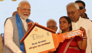 PM Modi Gift: PM Modi ne jeevika didiyon ke liye 105 crore ki saugaat di.