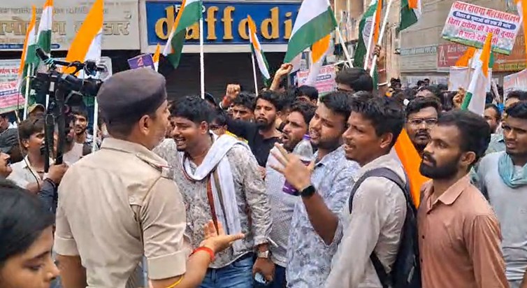 Lathicharge happened again in the capital Lathicharge happened again in the capital