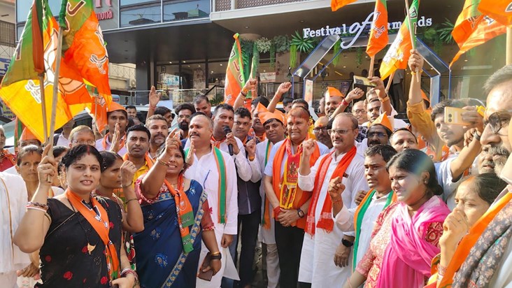Minister Sunil Kumar landed on the road