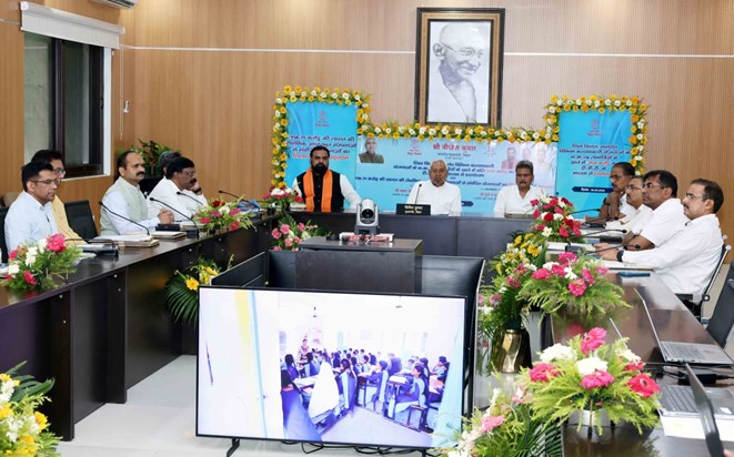 CM transfers Rs 2,920 crore to students' accounts through db CM transfers Rs 2,920 crore to students' accounts through db