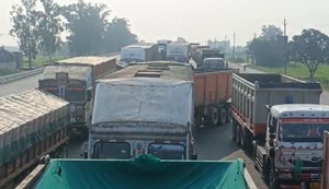 There is chaos on the UP-Bihar border, thousands of vehicles are stuck for more than 8 kilometers