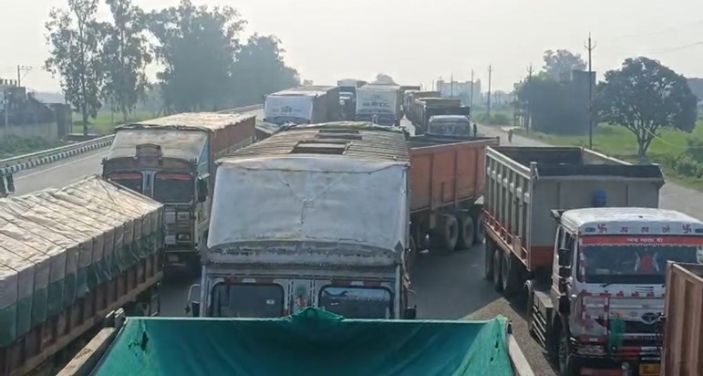 There is chaos on the UP-Bihar border, thousands of vehicles There is chaos on the UP-Bihar border, thousands of vehicles