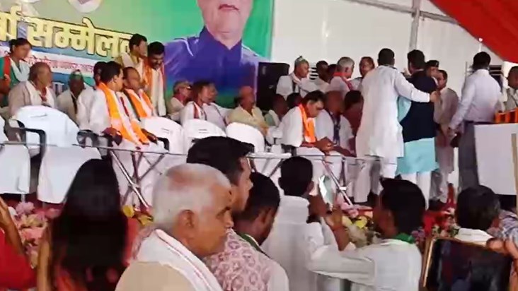 The workers clashed among themselves before the minister arr