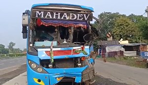 A bus carrying devotees from MP to Gaya to offer Pind Daan to their ancestors met with an accident
