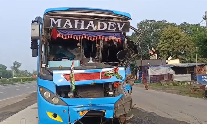 A bus carrying devotees from MP to Gaya to offer Pind Daan t A bus carrying devotees from MP to Gaya to offer Pind Daan t
