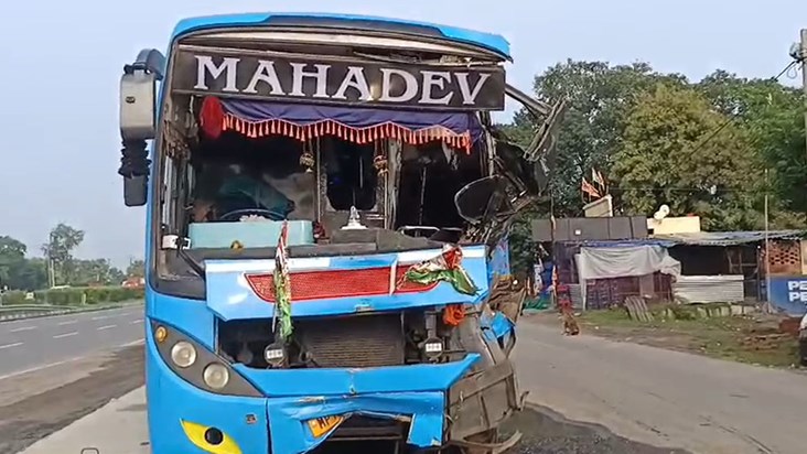 A bus carrying devotees from MP to Gaya to offer Pind Daan t