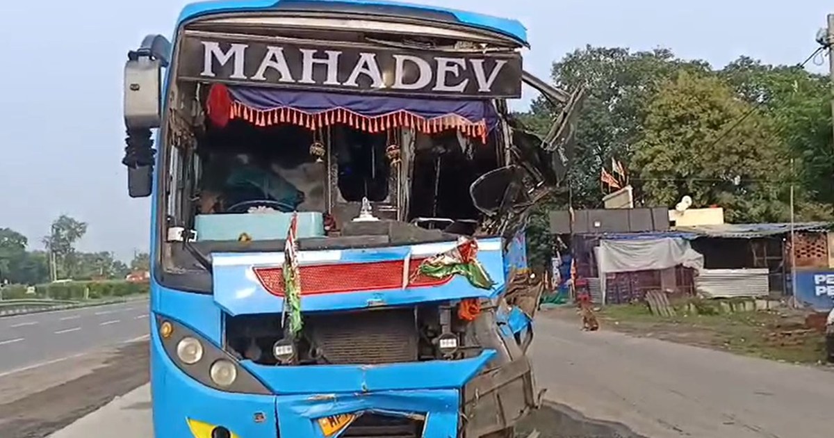 A bus carrying devotees from MP to Gaya to offer Pind Daan t