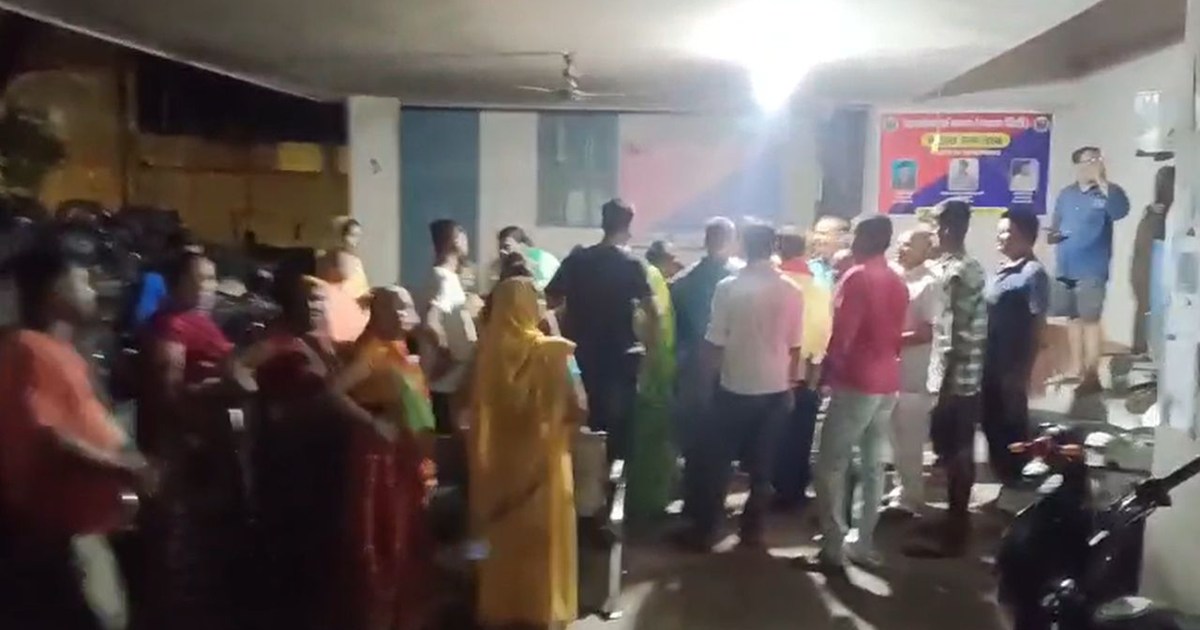 सूर्य निकलने से पहले दर्जनों लोग पहुंचे थाना, पुलिस पर गंभीर