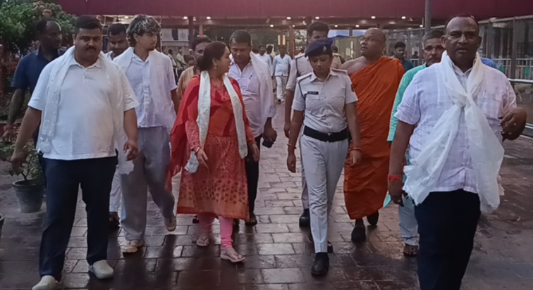 Lalu ki laadli beti Rohini Acharya pahunchi Bhagwan Buddha k Lalu ki laadli beti Rohini Acharya pahunchi Bhagwan Buddha k
