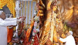 The CM prayed to Goddess Durga and prayed for happiness, peace and prosperity of the state.
