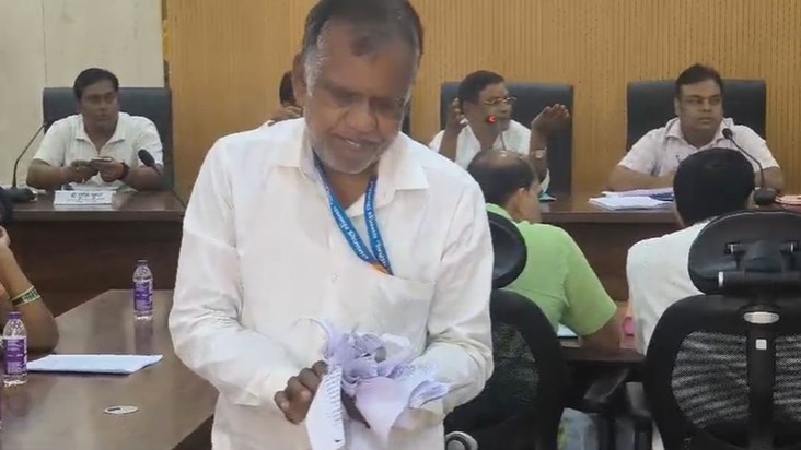 There was a huge uproar in the Danapur Municipal Council mee