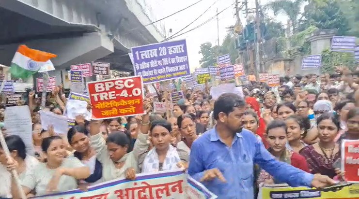 Candidates came out to surround CM's residence Candidates came out to surround CM's residence