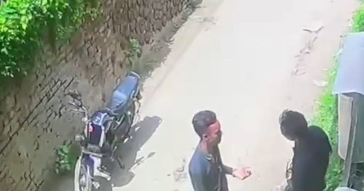 A miscreant shot a young man in front of the police station