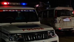 Amid Dussehra, a youth was arrested by the police in the capital with a weapon and a car.
