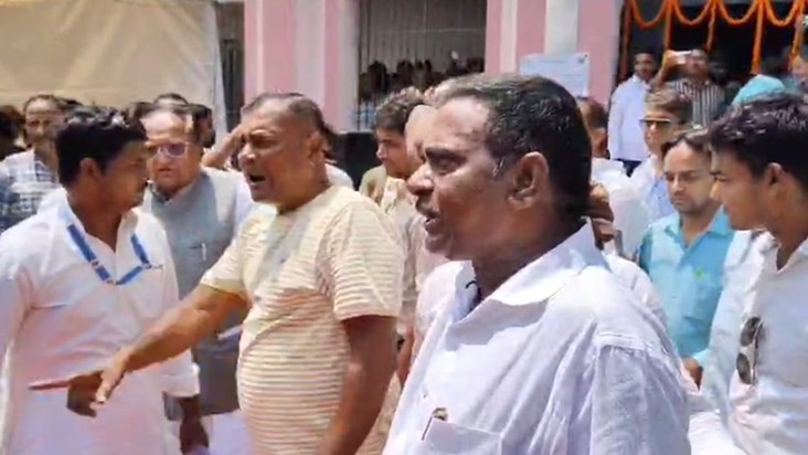 Go back slogans raised by nagar parshad against minister
