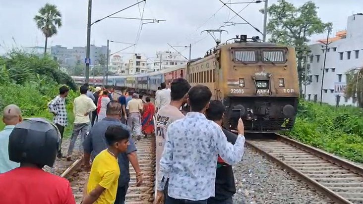 Two sisters died in a hurry to go to office and fell from th