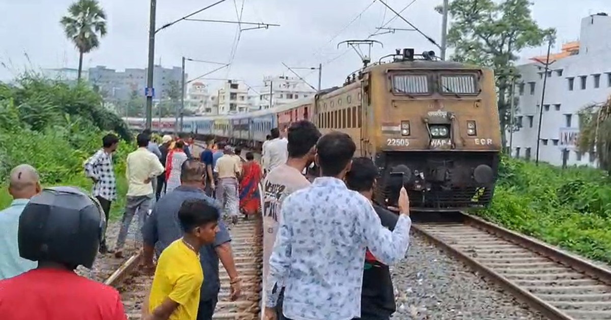 Two sisters died in a hurry to go to office and fell from th