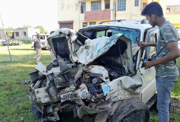 Bihar News: Sharab ladi Scorpio gaadi ped se takrai, chaalak Bihar News: Sharab ladi Scorpio gaadi ped se takrai, chaalak