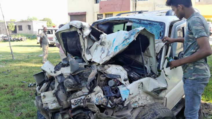 Bihar News: Sharab ladi Scorpio gaadi ped se takrai, chaalak