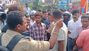 Two miscreants had to pay a heavy price for snatching the chain from the neck of a policeman's wife.