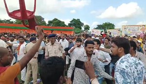 Chairs were thrown in front of the Union Minister.