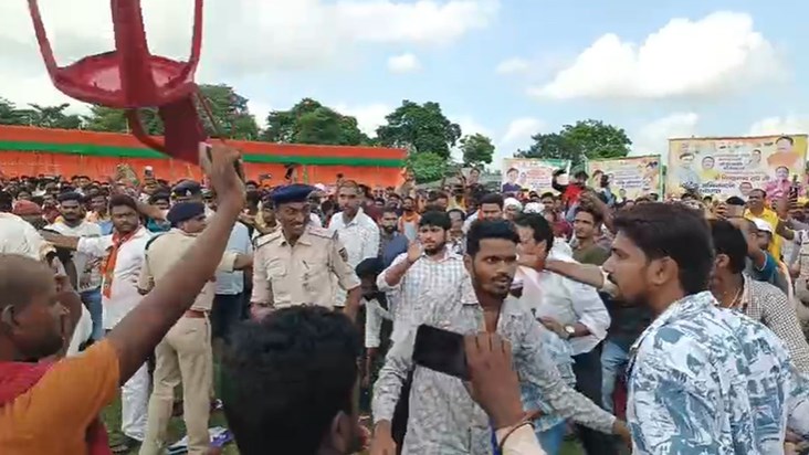 Chairs were thrown in front of the Union Minister.