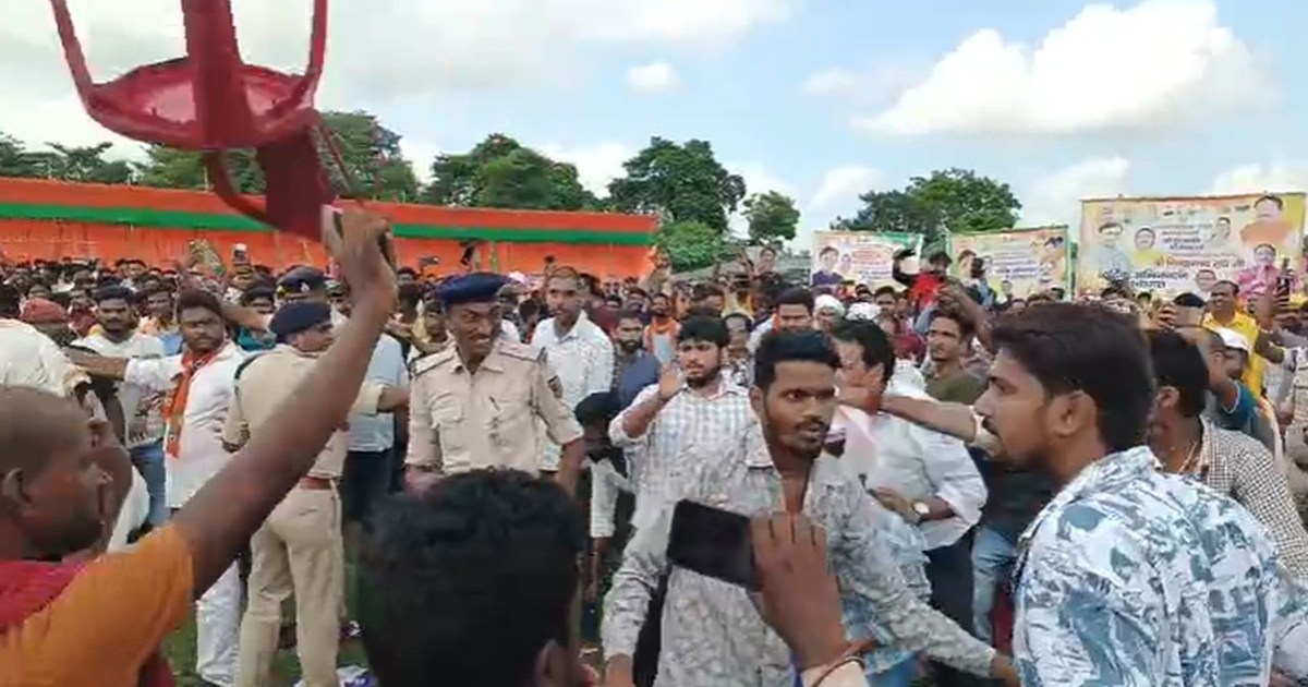 Chairs were thrown in front of the Union Minister.