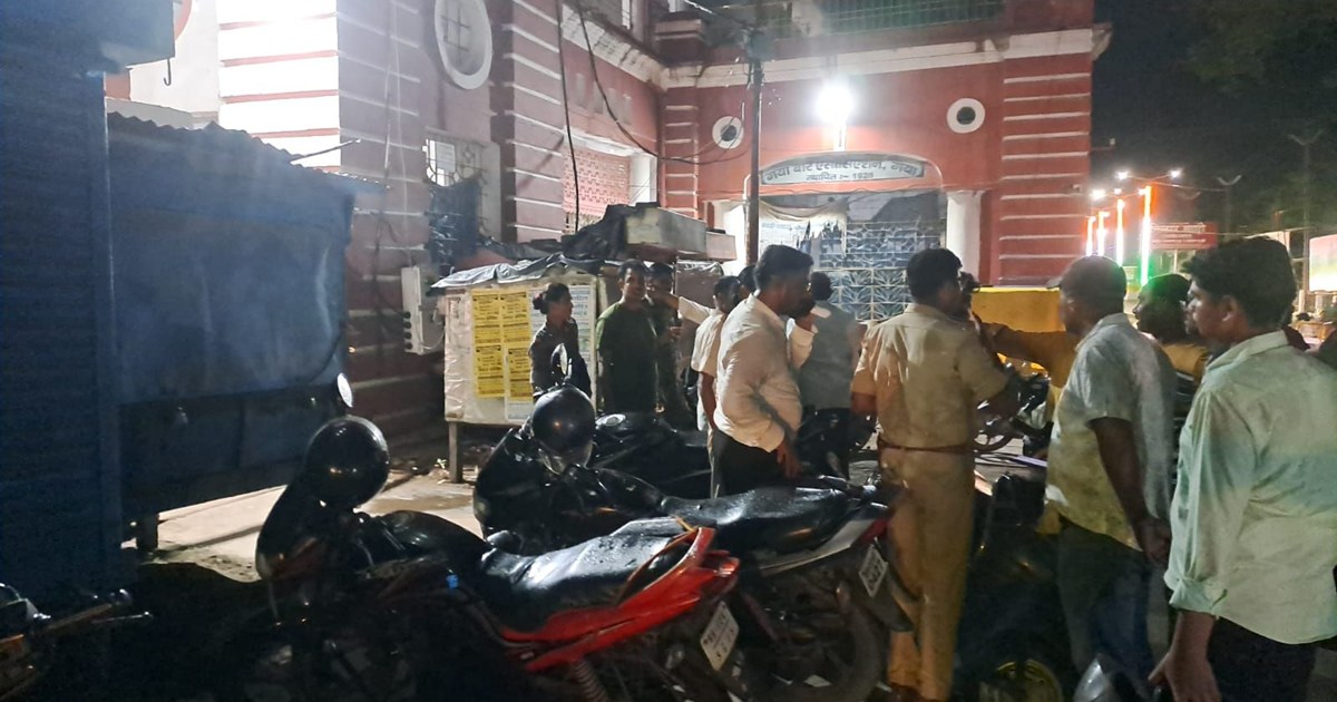 Under the nose of the police, in broad daylight, the miscrea