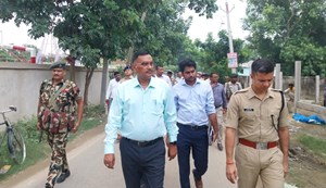 Gopalganj DM and SP inspected the EVM dispatch center.