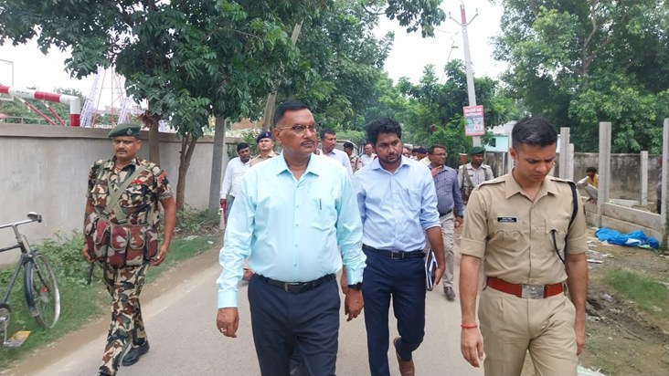 Gopalganj DM and SP inspected the EVM dispatch center.